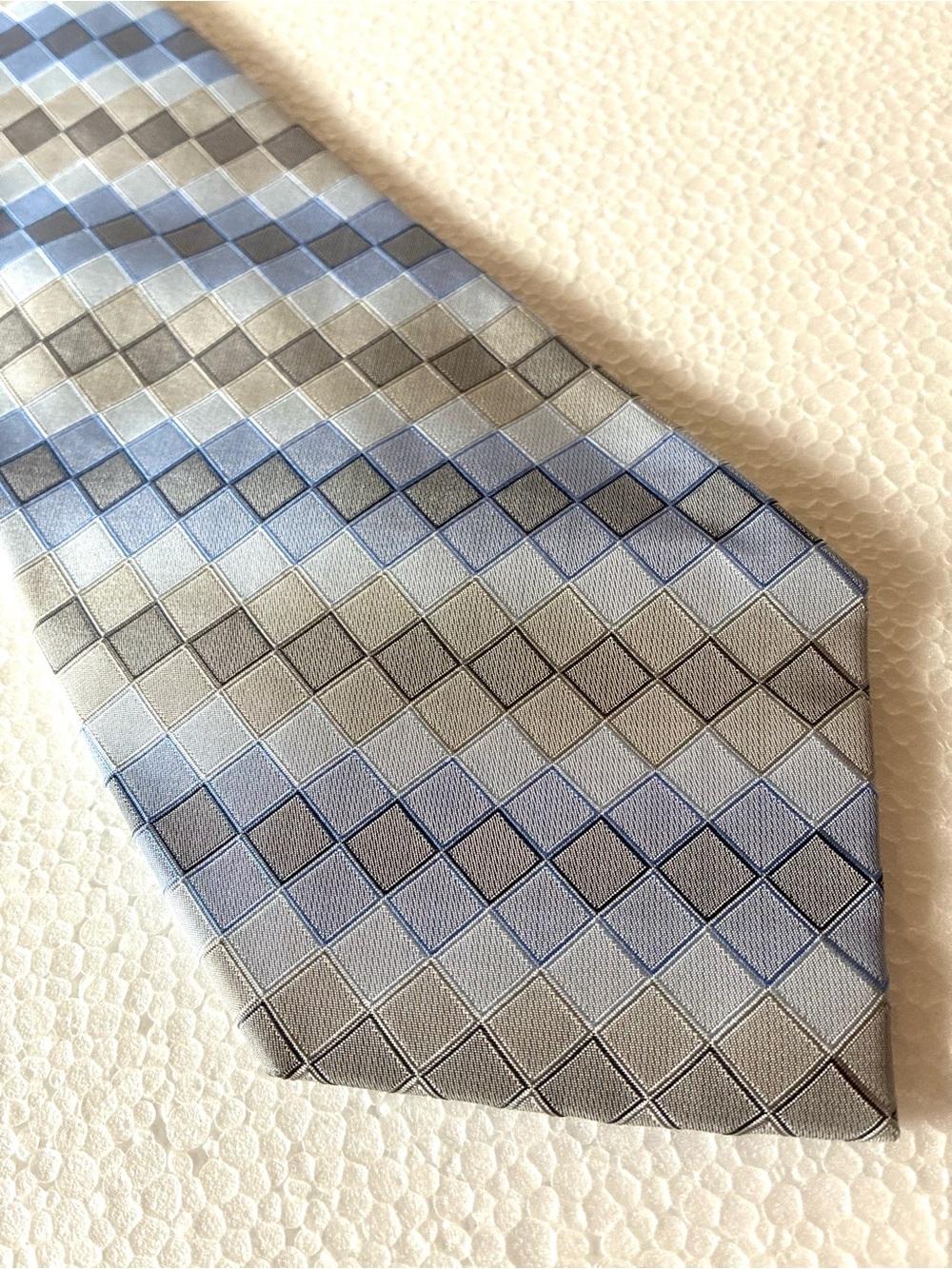 Calvin Klein Men’s Extra Long 100% Silk Tie Blue Silver Gray Geometric 4” Wide
